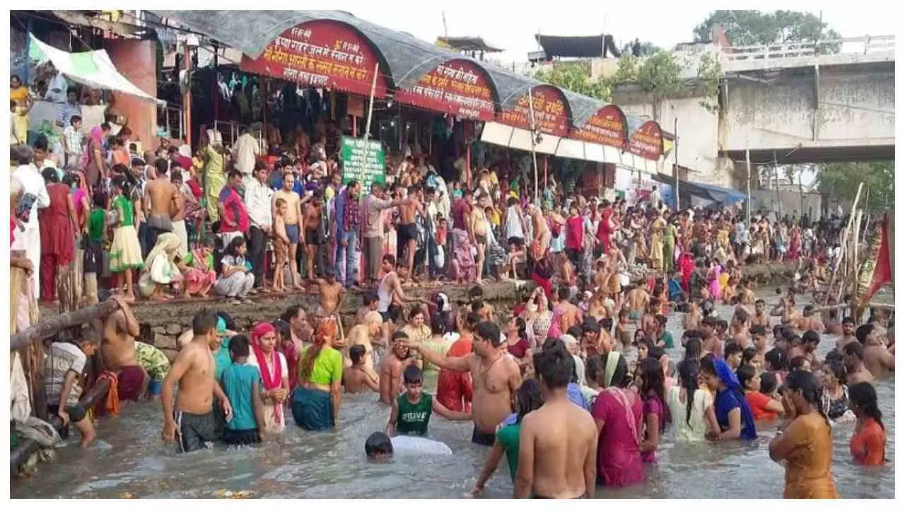 Hapur News: भाद्रपद पूर्णिमा पर ब्रजघाट में उमड़ा आस्था का सैलाब, गंगा स्नान व तर्पण के लिए जुटी भ Hapur News: भाद्रपद पूर्णिमा पर ब्रजघाट में उमड़ा आस्था का सैलाब, गंगा स्नान व तर्पण के लिए जुटी भ