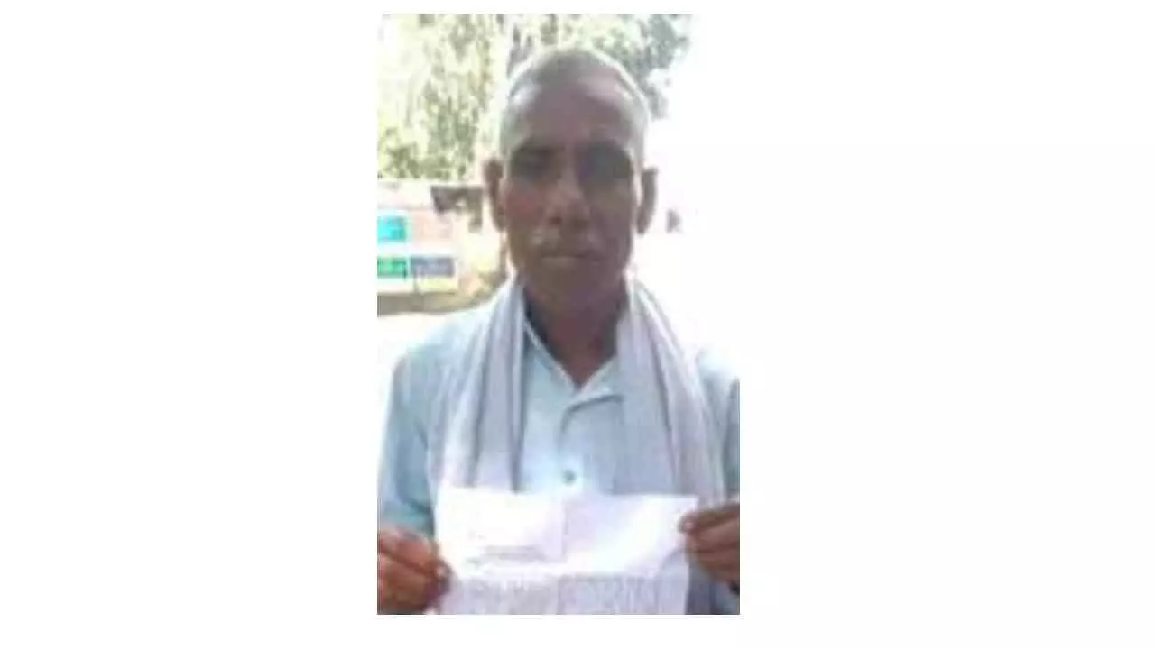 Hapur News: PNB में बुजुर्ग किसान से मदद के नाम पर ठगी, 50 हजार में से 9500 रुपये उड़ाए Hapur News: PNB में बुजुर्ग किसान से मदद के नाम पर ठगी, 50 हजार में से 9500 रुपये उड़ाए
