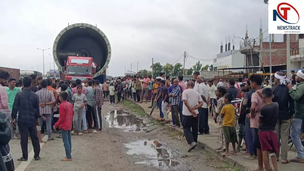 Chandauli: पचफेड़वा में घंटों खड़ा रहा 308 पहियों वाला विशाल ट्रक, रास्ता तैयार करने में जुटी NH टीम Chandauli: पचफेड़वा में घंटों खड़ा रहा 308 पहियों वाला विशाल ट्रक, रास्ता तैयार करने में जुटी NH टीम