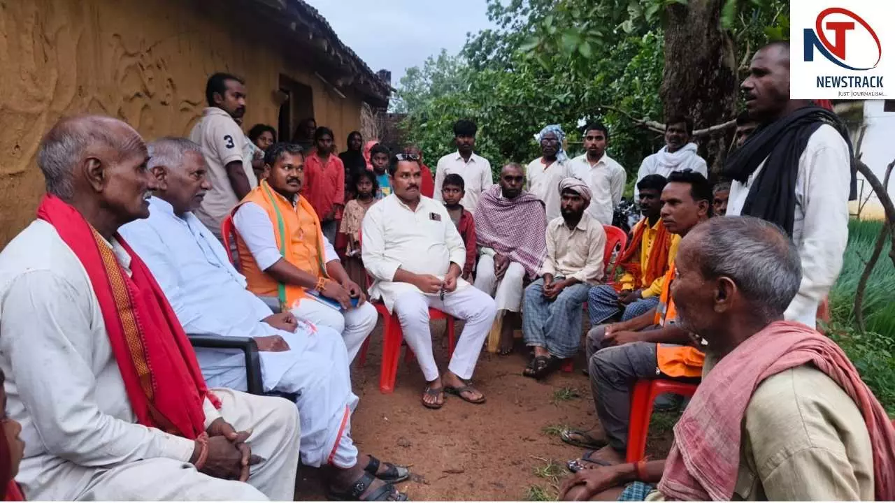 Chandauli News: भाजपा विधायक कैलाश आचार्य ने पीड़ित परिवारों से मिलकर जताई शोक संवेदना Chandauli News: भाजपा विधायक कैलाश आचार्य ने पीड़ित परिवारों से मिलकर जताई शोक संवेदना