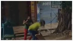 Hapur: तहसील चौपला पर ई-रिक्शा चालक की सरेराह पिटाई, वायरल वीडियो से मचा हड़कंप; दो आरोपी हिरासत में Hapur: तहसील चौपला पर ई-रिक्शा चालक की सरेराह पिटाई, वायरल वीडियो से मचा हड़कंप; दो आरोपी हिरासत में