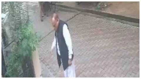 Hapur News: घर के बाहर खड़े अधिवक्ता पर अचानक झपटा बंदर, बाल-बाल बचे; CCTV में कैद हुआ हमला, लोगों में दहशत Hapur News: घर के बाहर खड़े अधिवक्ता पर अचानक झपटा बंदर, बाल-बाल बचे; CCTV में कैद हुआ हमला, लोगों में दहशत