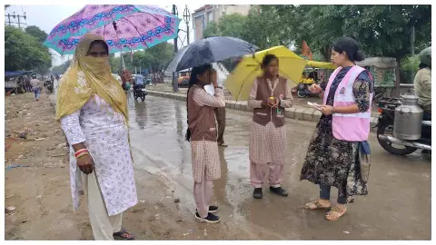 Aligarh News: हल्की बारिश में भी महिला सुरक्षा की कमान, मिशन शक्ति टीमों ने संभाला मोर्चा Aligarh News: हल्की बारिश में भी महिला सुरक्षा की कमान, मिशन शक्ति टीमों ने संभाला मोर्चा