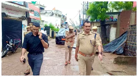 Balrampur News: बारिश के बीच DM-SP ने लिया राप्ती नदी का जायजा, बिजली बहाली के दिए निर्देश Balrampur News: बारिश के बीच DM-SP ने लिया राप्ती नदी का जायजा, बिजली बहाली के दिए निर्देश