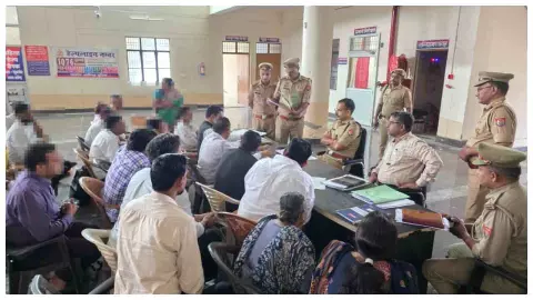 Aligarh News: थाना समाधान दिवस पर SP सिटी और SP देहात ने सुनी फरियादियों की समस्याएं, दिए निर्देश Aligarh News: थाना समाधान दिवस पर SP सिटी और SP देहात ने सुनी फरियादियों की समस्याएं, दिए निर्देश