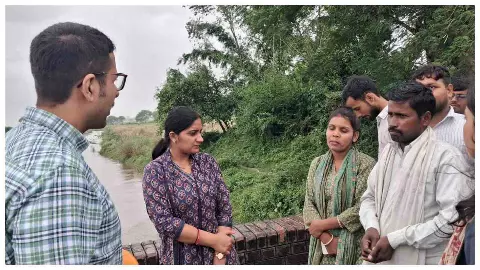 Amethi News: बारिश के बीच छाता लेकर गांव पहुंचे DM शशांक चौधरी, फसलों के सर्वे के दिए निर्देश Amethi News: बारिश के बीच छाता लेकर गांव पहुंचे DM शशांक चौधरी, फसलों के सर्वे के दिए निर्देश
