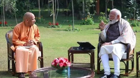 UP में होने वाला है बड़ा बदलाव! अचानक दिल्ली पहुंचे योगी, मोदी से मुलाकात ने बढ़ाई सियासी हलचल