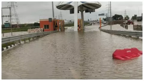 3 feet of water on Ganga Expressway of 594 KM, rain opens drainage pole