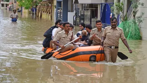 यूपी में बारिश का तांडव, 42 मौतें, छत्तीसगढ़ में नदियां उफान पर, बिहार के 19 जिलों में अलर्ट यूपी में बारिश का तांडव, 42 मौतें, छत्तीसगढ़ में नदियां उफान पर, बिहार के 19 जिलों में अलर्ट