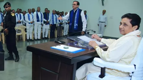 कौन हैं राजाराम? मायावती ने 2027 से पहले फिर सौंपी बड़ी जिम्मेदारी, 89% रही थी संसद में उपस्थिति कौन हैं राजाराम? मायावती ने 2027 से पहले फिर सौंपी बड़ी जिम्मेदारी, 89% रही थी संसद में उपस्थिति