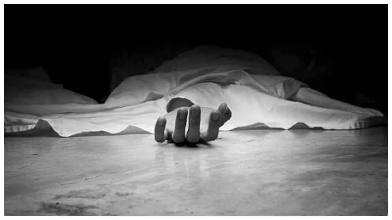 Etah News: 36 घंटे की बारिश से भारी तबाही, मकान की दीवार गिरने से बुजुर्ग की मौत Etah News: 36 घंटे की बारिश से भारी तबाही, मकान की दीवार गिरने से बुजुर्ग की मौत