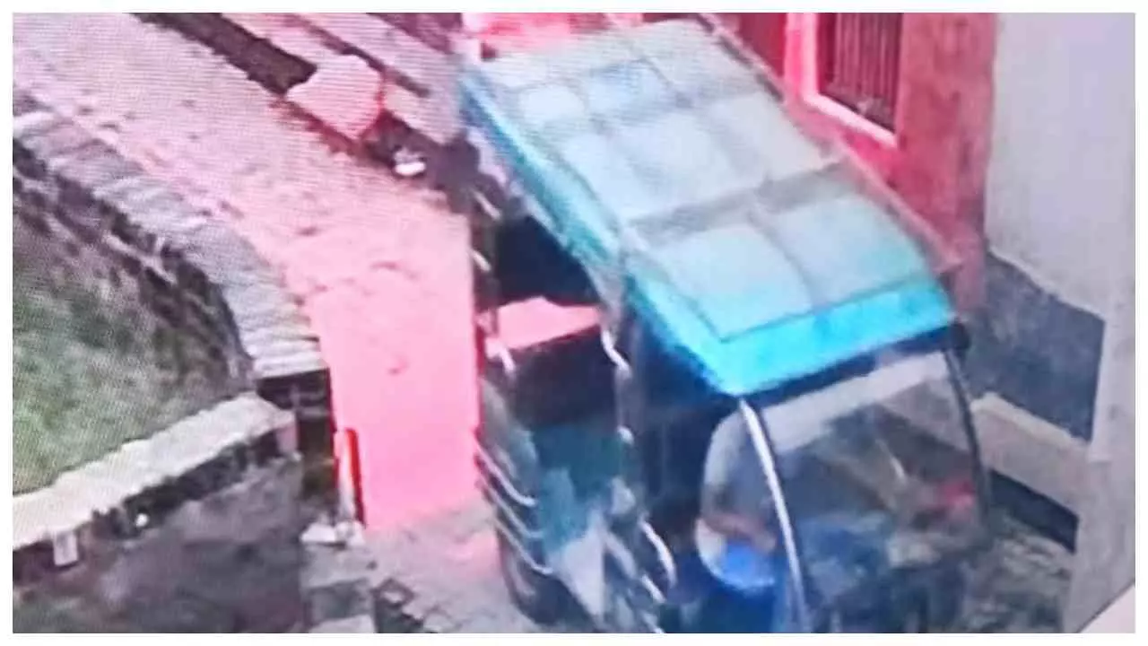 Hapur News: भदस्याना में नौकर ने सहयोगियों संग मिलकर की चोरी, ई-रिक्शा में सामान लादकर हुए फरार Hapur News: भदस्याना में नौकर ने सहयोगियों संग मिलकर की चोरी, ई-रिक्शा में सामान लादकर हुए फरार