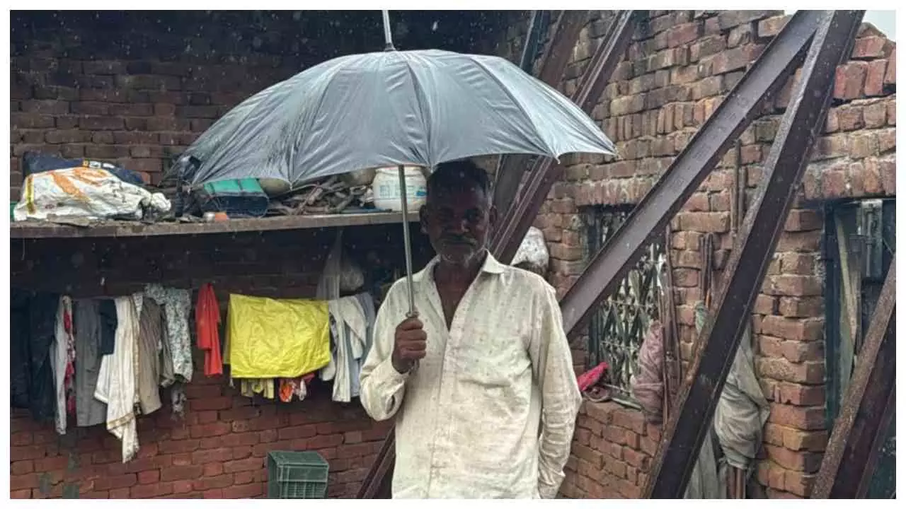 Hapur News: शकरपुर में भरभराकर गिरा मकान, समय रहते बाहर निकले स्वजन, टला बड़ा हादसा Hapur News: शकरपुर में भरभराकर गिरा मकान, समय रहते बाहर निकले स्वजन, टला बड़ा हादसा