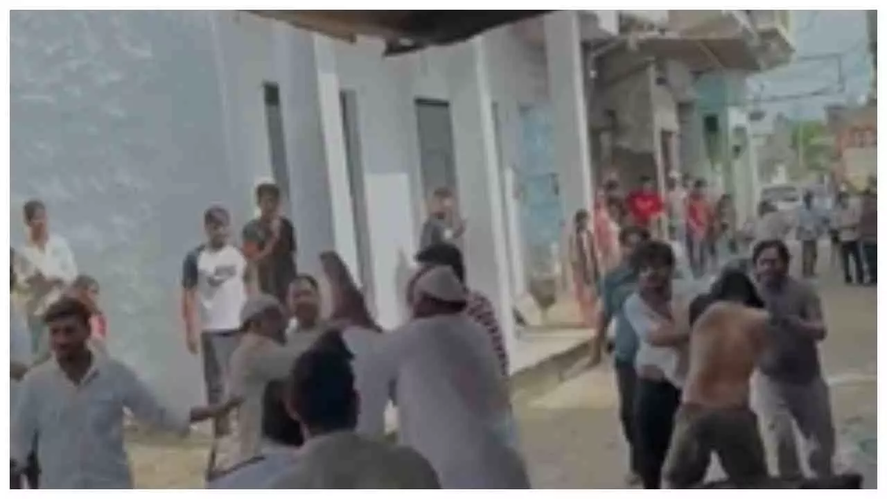 Hapur News: सड़क बनी जंग का अखाड़ा, दो पक्षों में जमकर चले लाठी-डंडे; 17 सेकंड का वीडियो वायरल Hapur News: सड़क बनी जंग का अखाड़ा, दो पक्षों में जमकर चले लाठी-डंडे; 17 सेकंड का वीडियो वायरल
