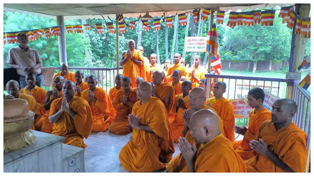 Chandauli News: तथागत बुद्ध बिहार बचाने को 366वें दिन भी धरना जारी, निकला विशाल पैदल मार्च Chandauli News: तथागत बुद्ध बिहार बचाने को 366वें दिन भी धरना जारी, निकला विशाल पैदल मार्च