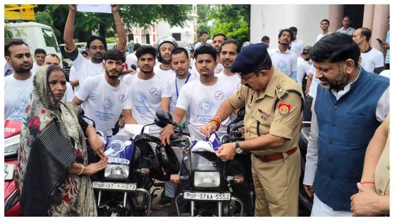 Hapur News: सड़क पर दिखे ‘बधिर चालक’ का संकेत तो बरतें सावधानी, निकली अनूठी रैली Hapur News: सड़क पर दिखे ‘बधिर चालक’ का संकेत तो बरतें सावधानी, निकली अनूठी रैली