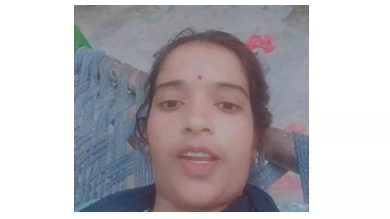 Etah News: वायरल वीडियो ने जलेसर पुलिस की कार्यशैली पर उठाए सवाल, महिला पर मुकदमा Etah News: वायरल वीडियो ने जलेसर पुलिस की कार्यशैली पर उठाए सवाल, महिला पर मुकदमा