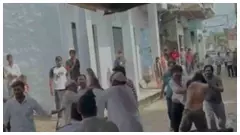 Hapur News: सड़क बनी जंग का अखाड़ा, दो पक्षों में जमकर चले लाठी-डंडे; 17 सेकंड का वीडियो वायरल Hapur News: सड़क बनी जंग का अखाड़ा, दो पक्षों में जमकर चले लाठी-डंडे; 17 सेकंड का वीडियो वायरल