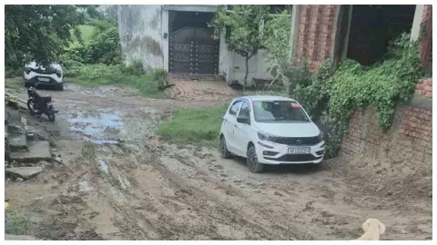 Meerut News: सड़क खोदकर पाइपलाइन डाली, मरम्मत करना भूले जिम्मेदार; बारिश से बना दलदल