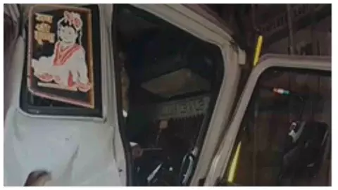 Etawah News: हाईवे पर खड़े खराब ट्रक से टकराए 4 वाहन, चालक केबिन में फंसा, एक घायल
