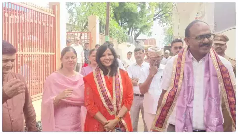 Firozabad News: अकबरपुर पहुंचे डीएम-सीडीओ, परिवार के साथ बाबा नीब करोरी के किए दर्शन Firozabad News: अकबरपुर पहुंचे डीएम-सीडीओ, परिवार के साथ बाबा नीब करोरी के किए दर्शन