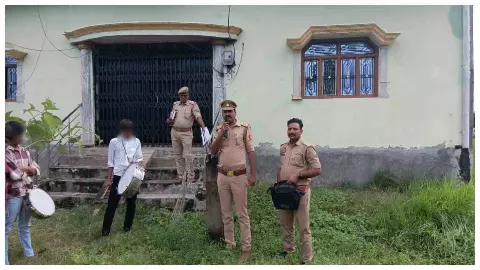 Siddharthnagar News:जिला बदर अभियुक्त के घर पहुंची बांसी पुलिस, ताला बंद मिला तो चस्पा किया आदेश