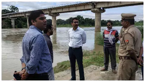 Amethi News: बारिश के बीच ग्राउंड पर उतरे डीएम शशांक चौधरी, व्यवस्थाओं का लिया जायजा Amethi News: बारिश के बीच ग्राउंड पर उतरे डीएम शशांक चौधरी, व्यवस्थाओं का लिया जायजा