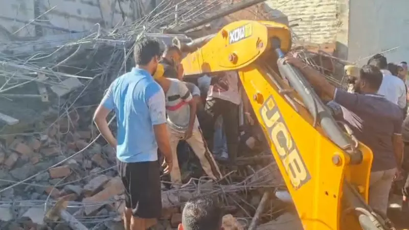 अंबाला में बड़ा हादसा! 3 मंजिला बिल्डिंग भरभराकर गिरी, 2 की मौत; 15 मजदूर दबे अंबाला में बड़ा हादसा! 3 मंजिला बिल्डिंग भरभराकर गिरी, 2 की मौत; 15 मजदूर दबे