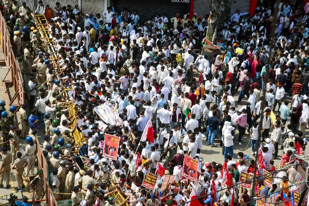 पटना में छात्रों-किसानों के प्रदर्शन पर बवाल, छात्र-छात्राएं बेहोश, लाठीचार्ज के बाद कई हिरासत में पटना में छात्रों-किसानों के प्रदर्शन पर बवाल, छात्र-छात्राएं बेहोश, लाठीचार्ज के बाद कई हिरासत में