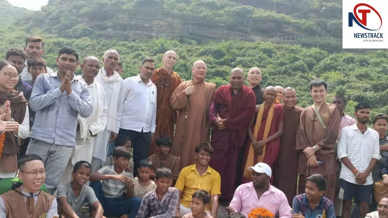 Chandauli News: घुरहूपुर बौद्ध स्थल पहुंचे वियतनाम के भिक्षु, प्राचीन धरोहरों का किया अवलोकन Chandauli News: घुरहूपुर बौद्ध स्थल पहुंचे वियतनाम के भिक्षु, प्राचीन धरोहरों का किया अवलोकन