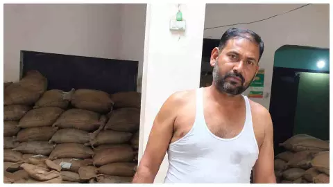 बुलंदशहर में गरीबों के राशन पर डाका: 1 किलो कम खाद्यान्न बांटने का वीडियो वायरल, DSO ने बैठाई जांच बुलंदशहर में गरीबों के राशन पर डाका: 1 किलो कम खाद्यान्न बांटने का वीडियो वायरल, DSO ने बैठाई जांच
