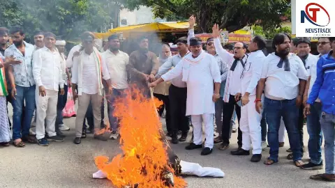 Sant Kabir Nagar News: ‘वोट चोरी’ के आरोपों पर कांग्रेस का प्रदर्शन, ज्ञानेश कुमार का पुतला फूंका Sant Kabir Nagar News: ‘वोट चोरी’ के आरोपों पर कांग्रेस का प्रदर्शन, ज्ञानेश कुमार का पुतला फूंका