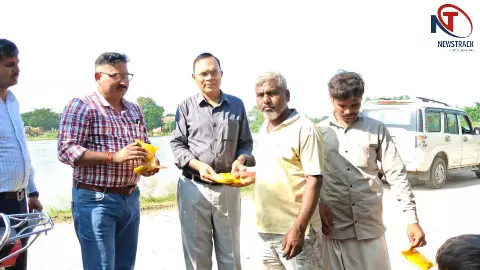 Balrampur News:बलरामपुर के जलभराव वाले गांवों में पहुंचा स्वास्थ्य विभाग, सीएमओ ने बांटी मेडिसिन किट Balrampur News:बलरामपुर के जलभराव वाले गांवों में पहुंचा स्वास्थ्य विभाग, सीएमओ ने बांटी मेडिसिन किट
