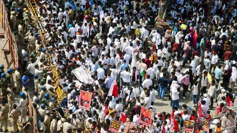 पटना में छात्रों-किसानों के प्रदर्शन पर बवाल, छात्र-छात्राएं बेहोश, लाठीचार्ज के बाद कई हिरासत में