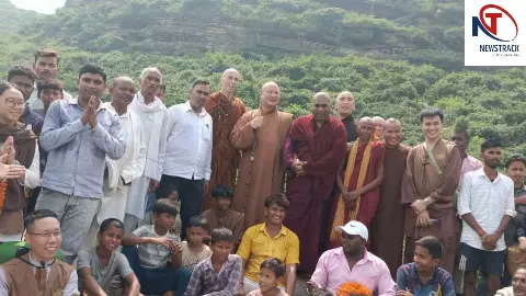 Chandauli News: घुरहूपुर बौद्ध स्थल पहुंचे वियतनाम के भिक्षु, प्राचीन धरोहरों का किया अवलोकन
