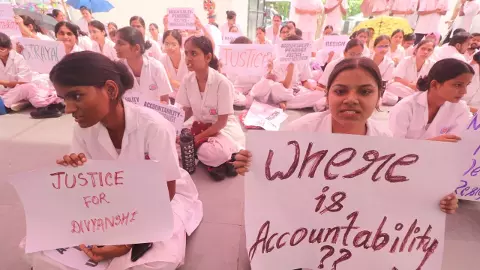 दिव्यांशी यादव मौत मामला: KGMU में फिर धरने पर नर्सिंग छात्र, उठी बड़ी मांग दिव्यांशी यादव मौत मामला: KGMU में फिर धरने पर नर्सिंग छात्र, उठी बड़ी मांग