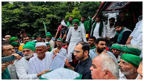 Meerut News: बारिश के बीच किसानों का ट्रैक्टर मार्च, एमडीए और आरटीओ घेरा
