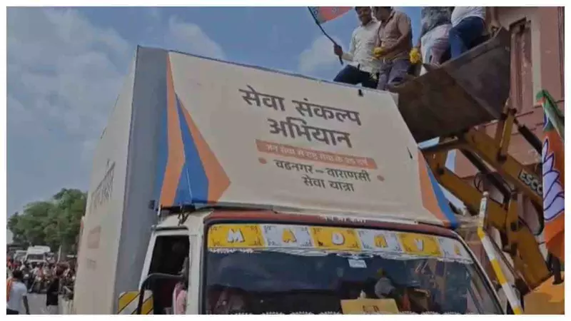 Mathura News: सेवा संकल्प बाइक यात्रा का भव्य स्वागत, JCB से हुई पुष्पवर्षा
