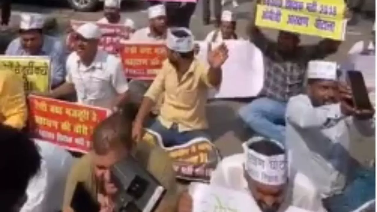 ‘राजभर चाचा न्याय करो’... 68,500 शिक्षक भर्ती अभ्यर्थियों ने घेरा मंत्री आवास