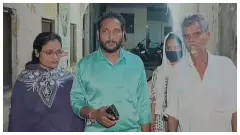 मुजफ्फरनगर में हैवानियत: मंदिर के दलित सफाईकर्मी को बेल्टों से पीटा, वीडियो वायरल मुजफ्फरनगर में हैवानियत: मंदिर के दलित सफाईकर्मी को बेल्टों से पीटा, वीडियो वायरल