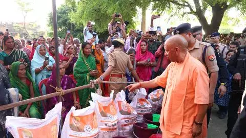 नारायणी नदी में उफान, कुशीनगर में टूटा तटबंध; बाढ़ प्रभावितों से मिले CM योगी