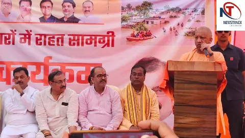Kushinagar News: कुशीनगर के बेदूपार पहुंचे सीएम योगी, बाढ़ प्रभावितों को बांटी राहत सामग्री