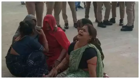 Auraiya News: मौरंग धुलाई के गहरे गड्ढे में डूबने से दो मासूम छात्रों की मौत, गांव में पसरा मातम Auraiya News: मौरंग धुलाई के गहरे गड्ढे में डूबने से दो मासूम छात्रों की मौत, गांव में पसरा मातम