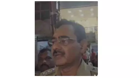 Chandauli News: मुगलसराय में संदिग्ध साइबर गैंग के ठिकाने पर पुलिस का छापा, कई हिरासत में Chandauli News: मुगलसराय में संदिग्ध साइबर गैंग के ठिकाने पर पुलिस का छापा, कई हिरासत में