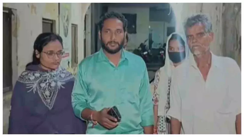 मुजफ्फरनगर में हैवानियत: मंदिर के दलित सफाईकर्मी को बेल्टों से पीटा, वीडियो वायरल मुजफ्फरनगर में हैवानियत: मंदिर के दलित सफाईकर्मी को बेल्टों से पीटा, वीडियो वायरल