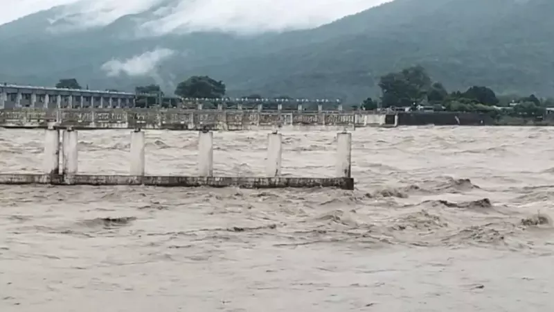 बिहार में गंडक का कहर, चंपारण तटबंध दो जगह डैमेज; 5.43 लाख क्यूसेक वाटर डिस्चार्ज से बढ़ा दबाव बिहार में गंडक का कहर, चंपारण तटबंध दो जगह डैमेज; 5.43 लाख क्यूसेक वाटर डिस्चार्ज से बढ़ा दबाव