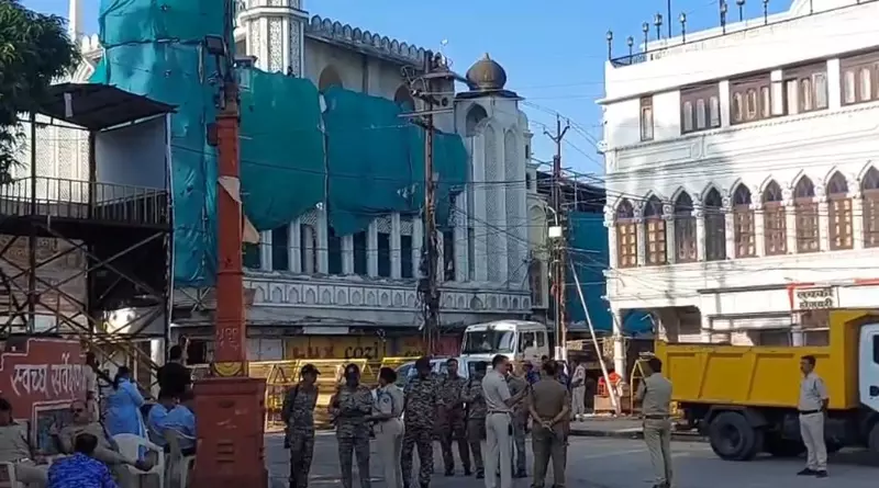झड़प के बाद उज्जैन में शाही मस्जिद के आसपास कार्रवाई जारी, भारी पुलिस बल तैनात झड़प के बाद उज्जैन में शाही मस्जिद के आसपास कार्रवाई जारी, भारी पुलिस बल तैनात