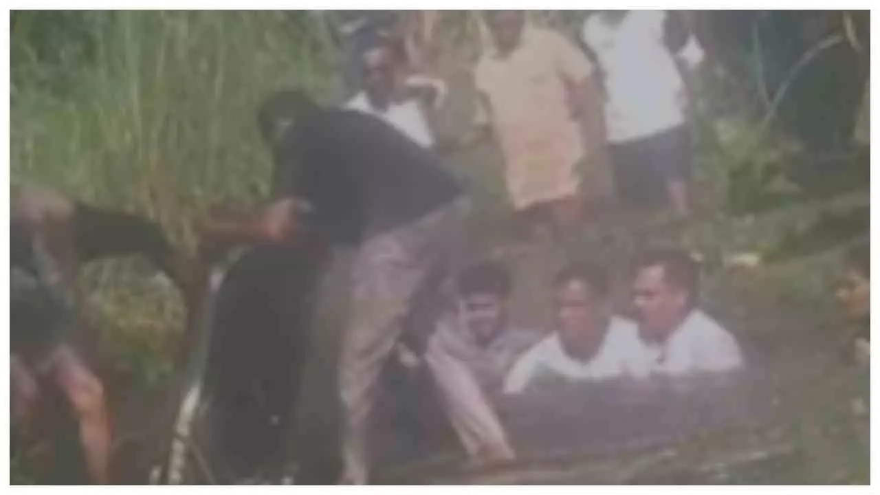 Bijnor News: नूरपुर-धामपुर मार्ग पर बड़ा हादसा, पानी भरे गड्ढे में डूबी कार; 20 साल के युवक की मौत