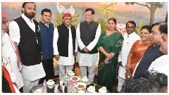 अखिलेश यादव के साथ दिखे मंत्री राकेश सचान, यूपी राज्यसभा चुनाव में क्रॉस वोटिंग की अटकलें तेज
