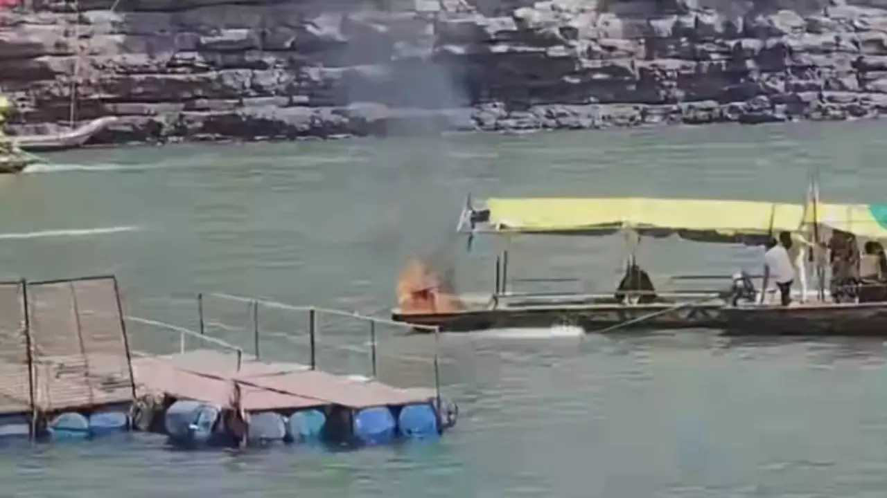 Narmada River Boat Fire